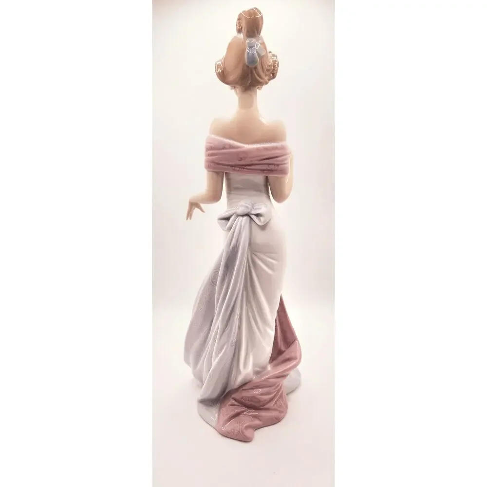 Lladro 6366 Summer Infatuation Figurine 12.5